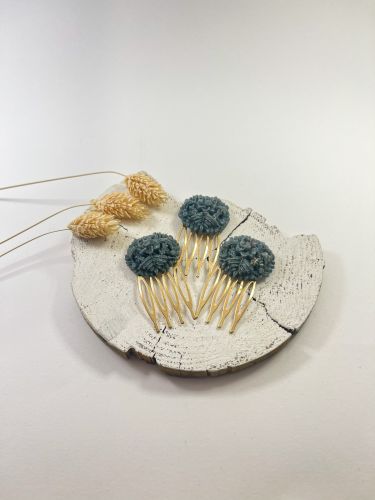 Peinecillo resina botón floral gris azulado