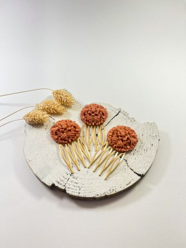 Peinecillo resina botón floral rosa maquillaje