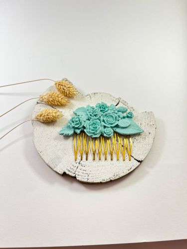 Peinecillo resina celeste con rosas, flores y hojas variadas