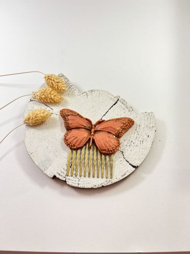 Peinecillo resina mariposa rosa nude