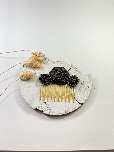 Peinecillo resina rosa y dos flores negro y dorado