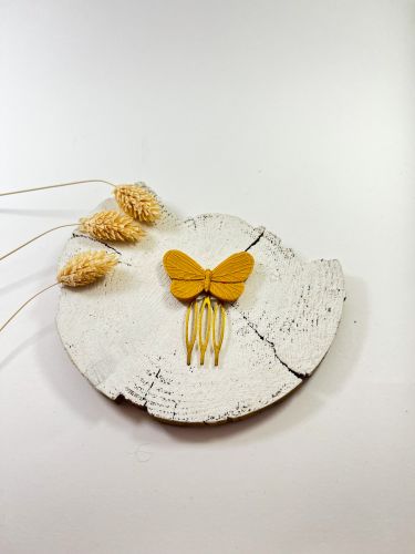 Peinecillo resina mariposa pequeña plana mostaza