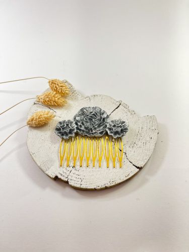 Peinecillo resina rosa y dos flores plateada