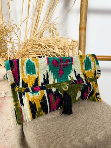 Bolso sobre antelina beige estampado asimétrico colores