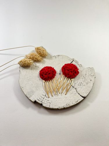 Peinecillo resina botón floral rojo