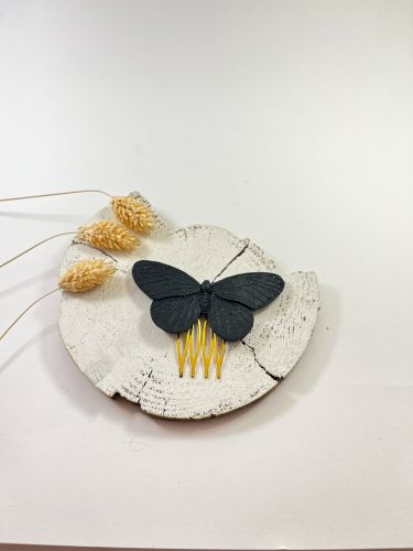 Peinecillo resina mariposa plana negra