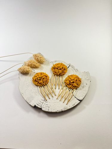 Peinecillo resina botón floral mostaza