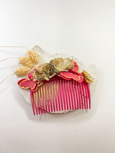 Peinecillo acetato rosa con clavel dorado y mariposas