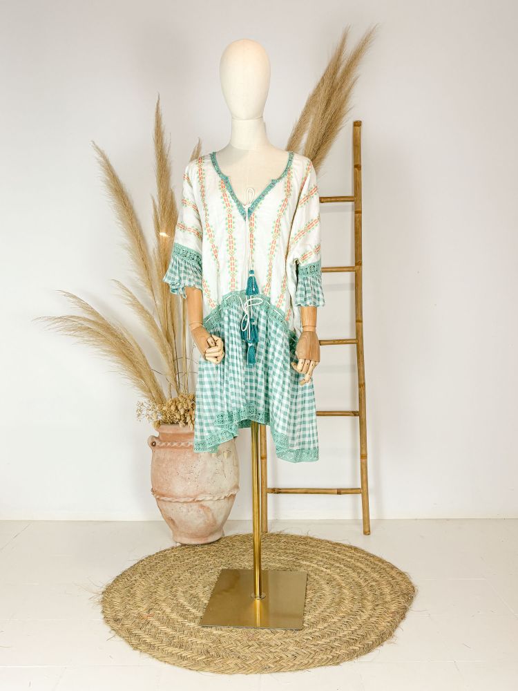 Vestido midi blanco cenefas naranja,verde,turquesa y amarilla volante turquesa y cenefa turquesa,escote V