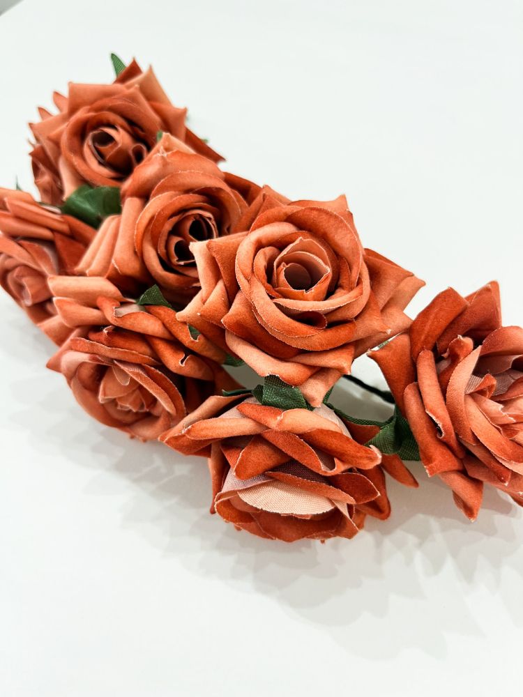 Corona 8 rosas terciopelo caldera