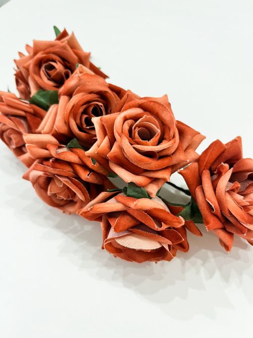 Corona 8 rosas terciopelo caldera