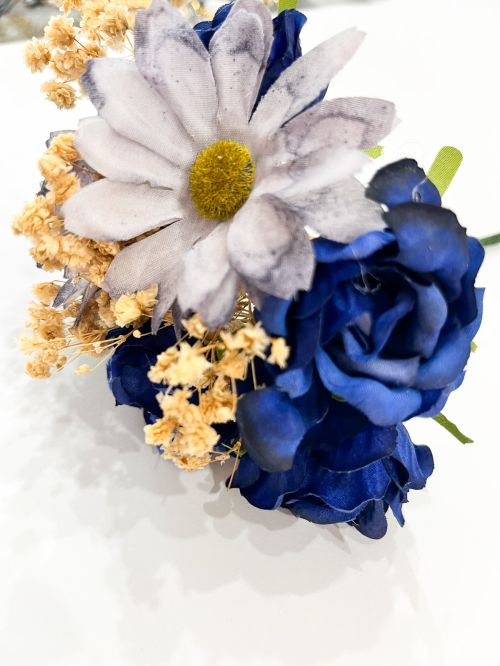 Ramillete azul eléctrico, paniculata y margaritas azul