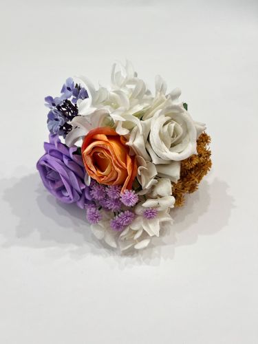 Ramillete tres rosas lila, naranja y blanca y varias mini...