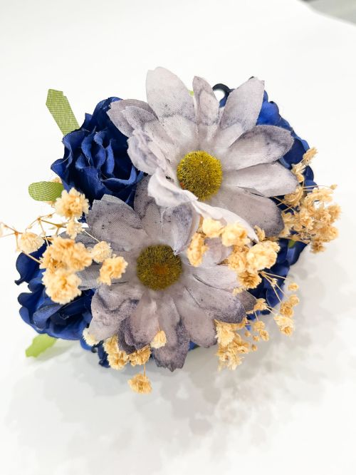 Ramillete azul eléctrico, paniculata y margaritas azul