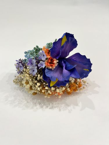 Ramillete lirio morado, varias flores naranjas, lilas y...