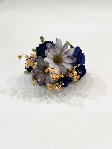 Ramillete azul eléctrico, paniculata y margaritas azul