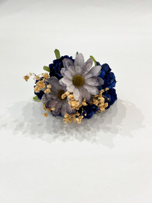 Ramillete azul eléctrico, paniculata y margaritas azul