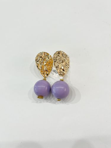 Pendiente PALLAMÉN gota dorada con relieve y bola malva