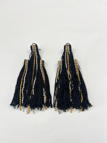 Pendiente Bambla maxi flecos negros y perlitas blanas y...