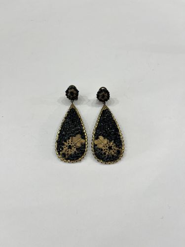 Pendientes gota de piedrecitas negras y mariposa dorado...