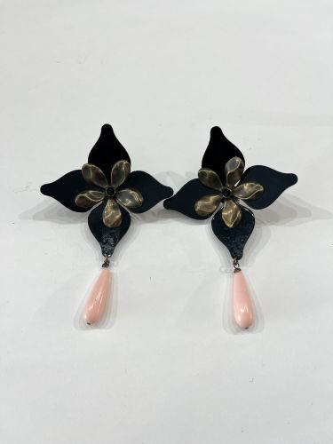 Pendiente Maite Cárdenas maxi flor negra y lagrima rosa palo