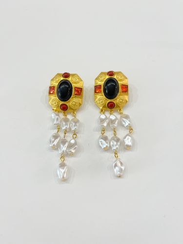 Pendiente dorado cuadrado con perla negra y cadena de perlas