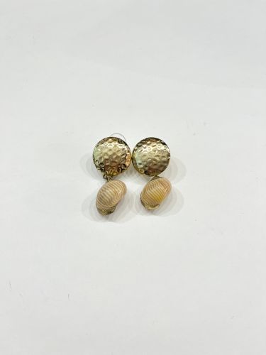 Pendiente botón dorado y caracol beig