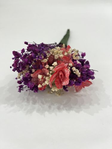 Ramillete pequeño maniculata en beige y morado flores rojas