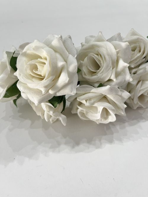 Corona 8 rosas terciopelo blanca