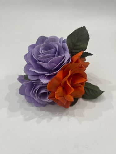 Ramillete dos rosas lilas y una naranja