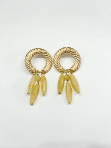 Pendiente aro dorado y 3 colgantes beig