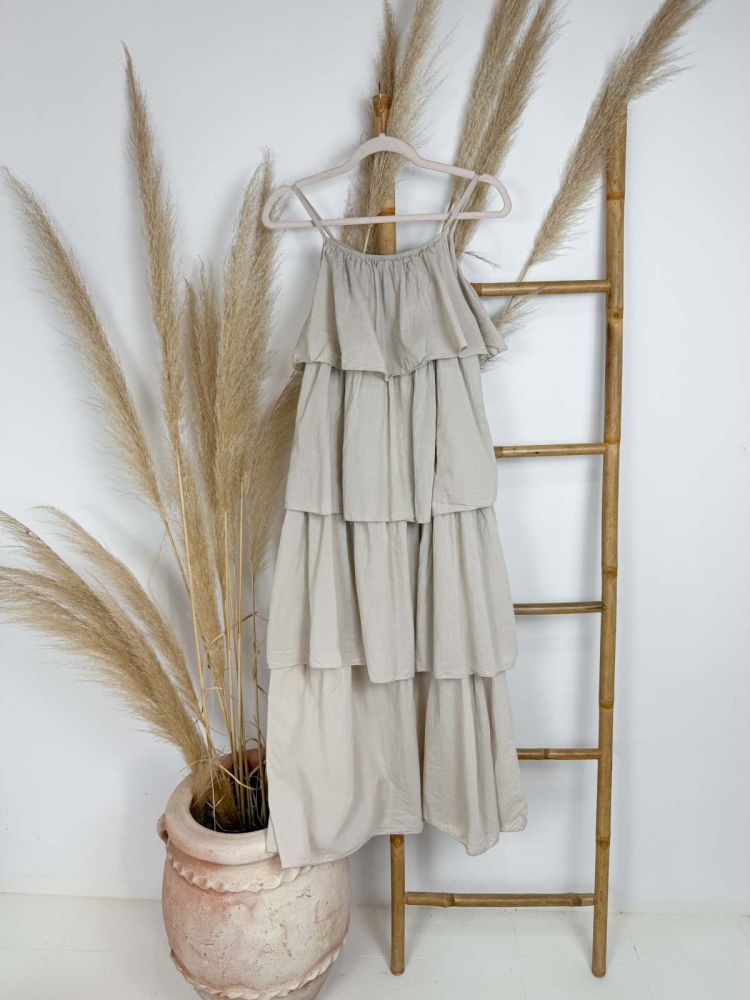 Vestido largo taupe maxi volantes tirantas