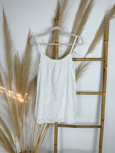 Blusa blanca con bajo perforado