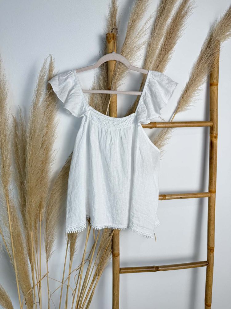 Blusa lino blanca volante tirante cenefa escote puntillita bajo