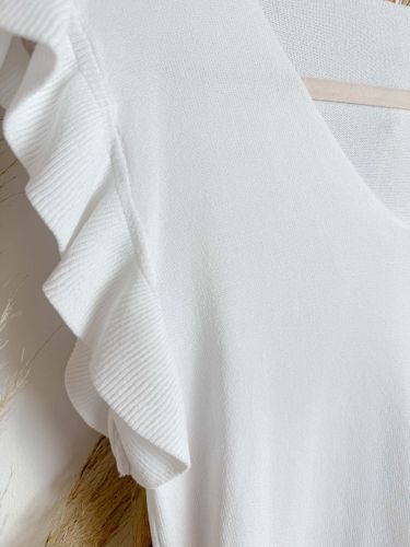 Top de hilo blanco volante sisa escote pico 2