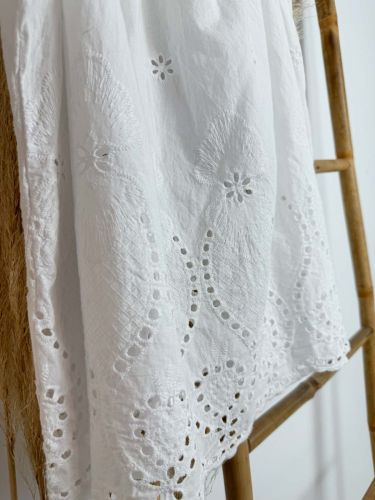 Blusa blanca con bajo perforado 2