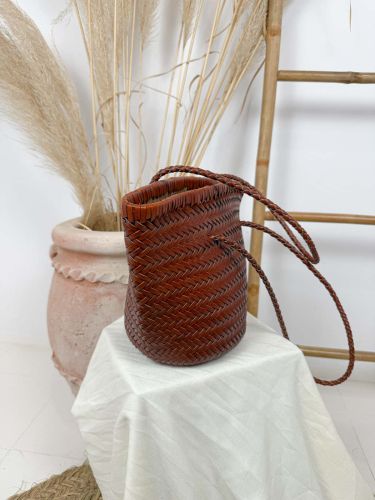 Bolso forma de cesta de piel trenzado 2