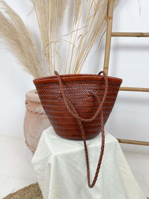 Bolso forma de cesta de piel trenzado