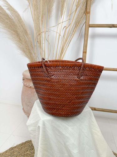 Bolso forma de cesta de piel trenzado
