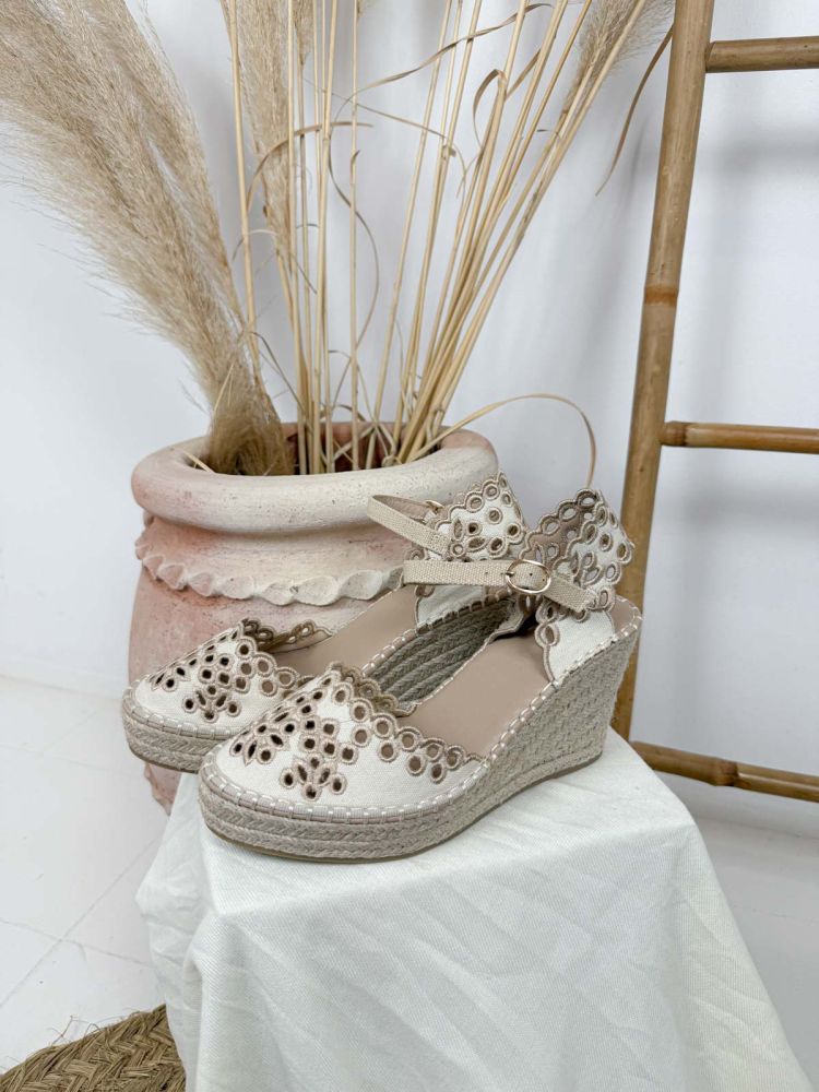 Espardeña CF-5245 beige troquelada