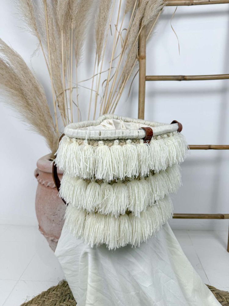 Cesta de mimbre y flecos en color crudo