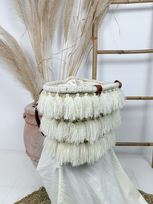 Cesta de mimbre y flecos en color crudo