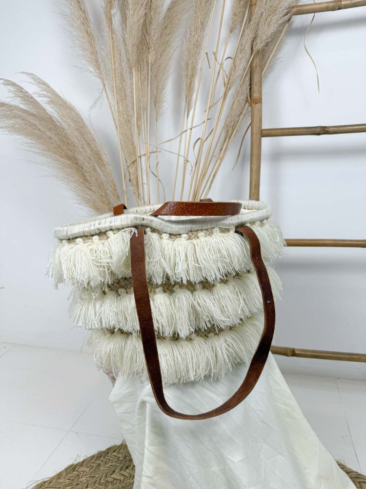 Cesta de mimbre y flecos en color crudo