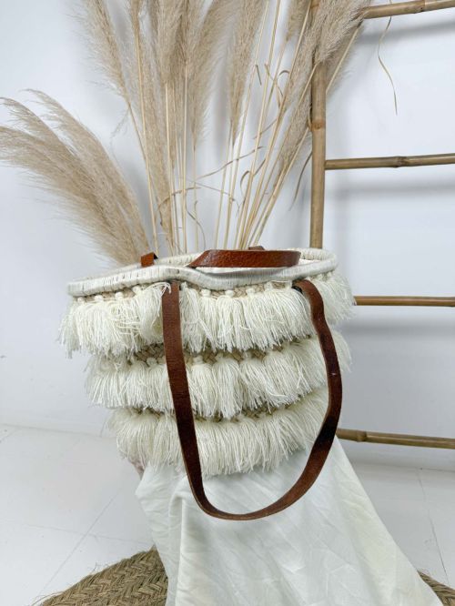 Cesta de mimbre y flecos en color crudo