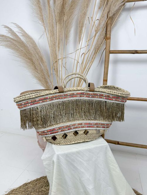 Capazo grande de yute con ribete de hilo naranja, flecos dorados y espejos