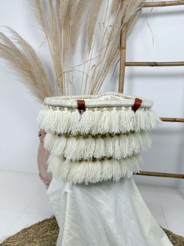 Cesta de mimbre y flecos en color crudo