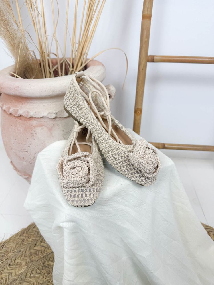 Bailarina C-637 beige flor crochet