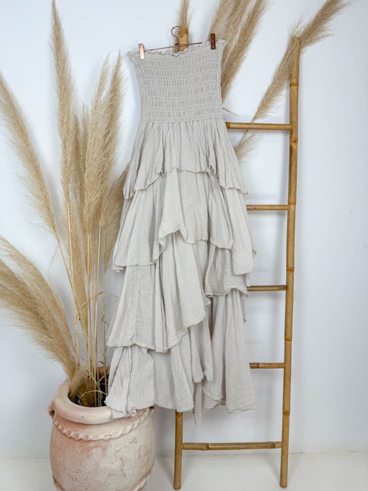 Vestido beige palabra honor panel de abeja 4 volantes