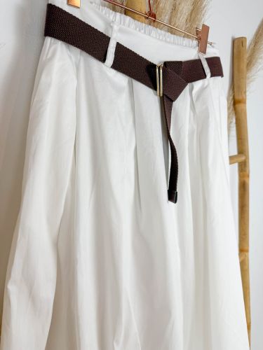 Falda blanca de tablas cinturón marrón chocolate 2