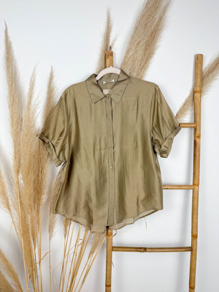 Blusa de seda manga corta taupe botón en el lado